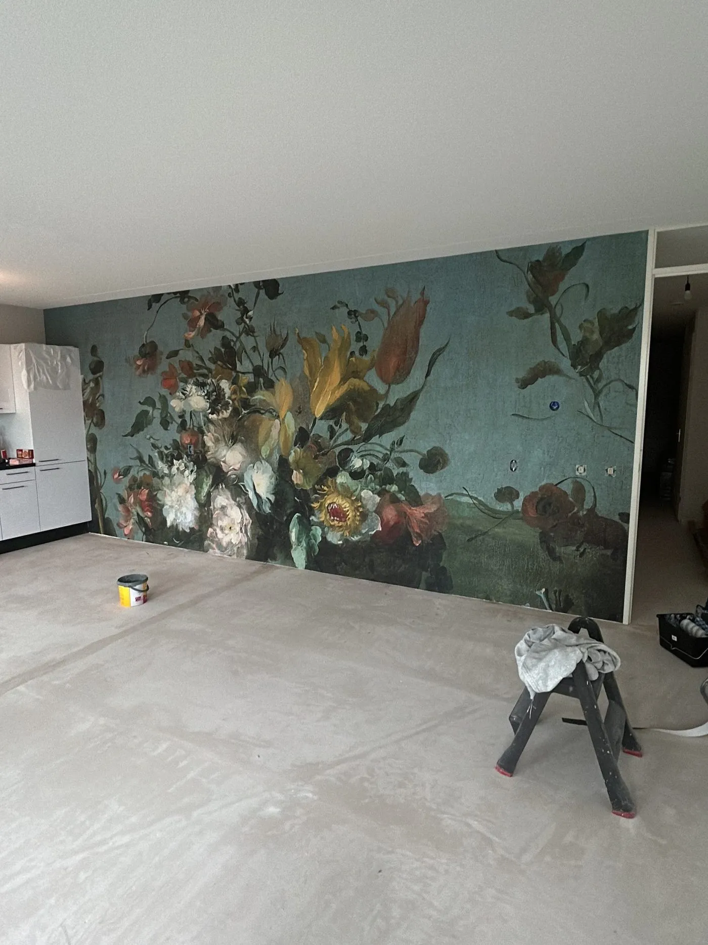 Coordonne muurschildering op rol, baan voor baan uitgezet op een woonkamerwand
