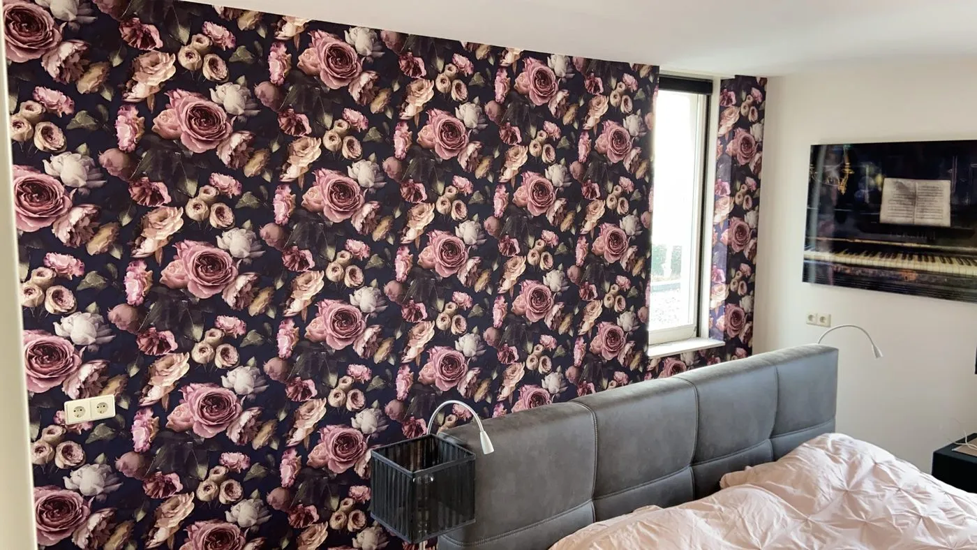 Slaapkamer met donker bloemdessin over de volle wand
