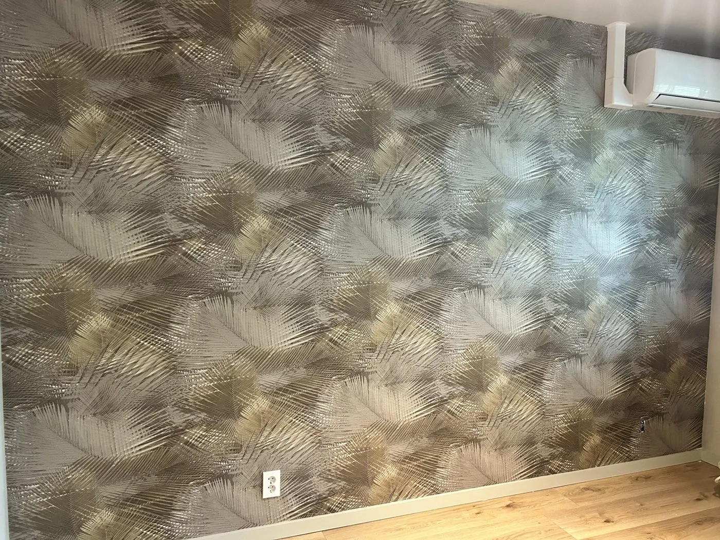 Strak behangen wand met linnen behang in een ruime villakamer met hoog plafond in Wassenaar