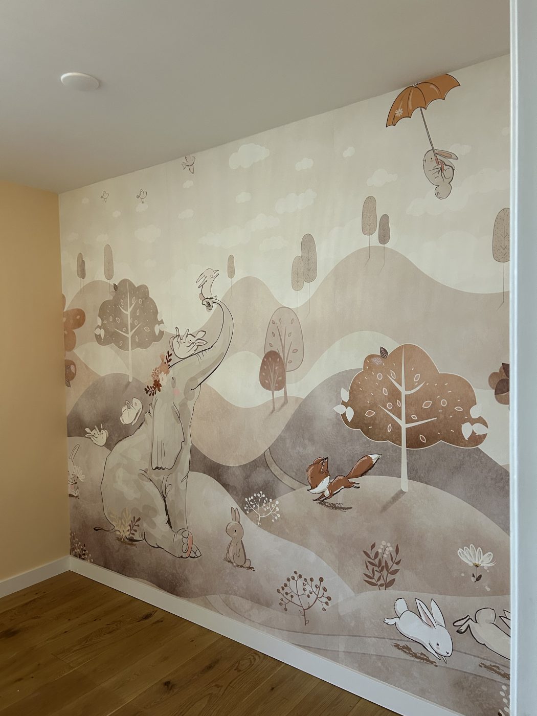 Fotobehang Een olifant en konijnen in een landschap, Babykamer