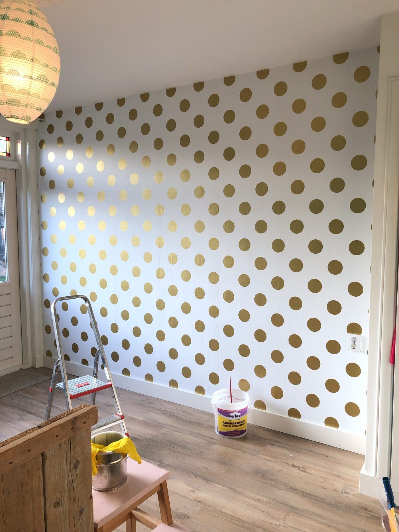 Gouden stippen op wit, Woonkamer