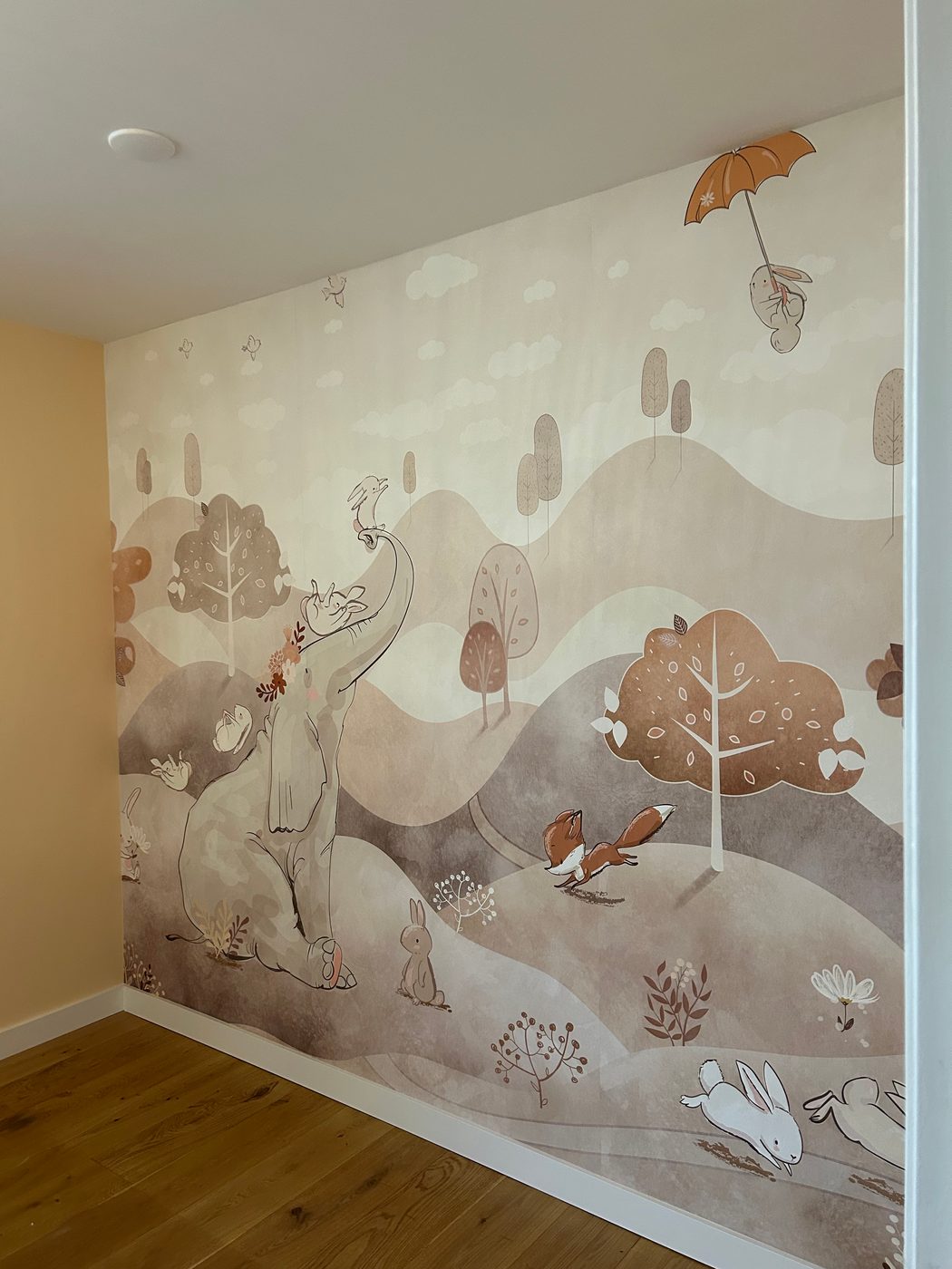 Olifant en konijnen in zachte tinten, Kinderkamer